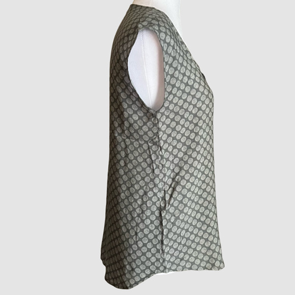 Old Navy Cap Sleeve V-Neckline Polka Dot Blouse Gray, EUC-Size XS - Picture 3 of 4